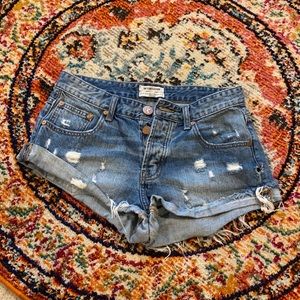 One teaspoon Jean shorts w/ rip details.